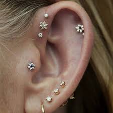 σκουλαρίκια στο αυτί Ear piercing